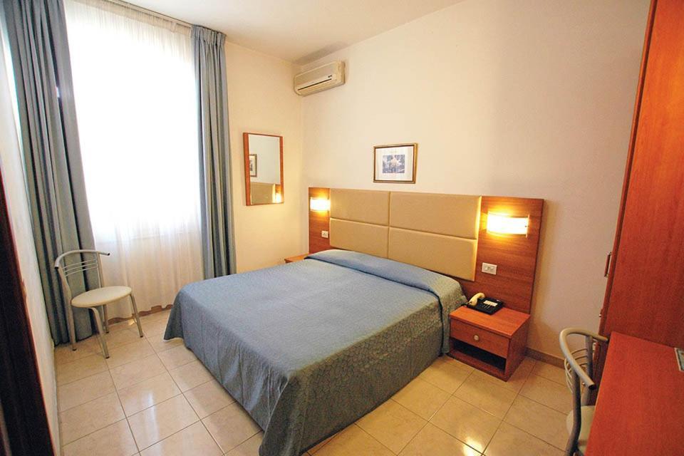 Hotel Patrizia Марина-ді-Масса Екстер'єр фото