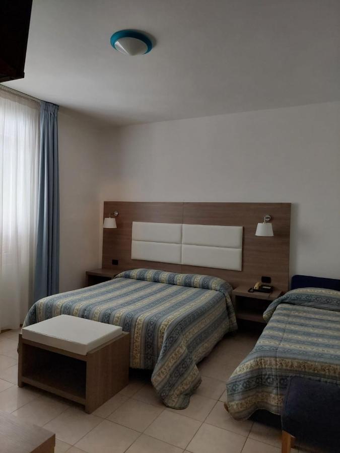 Hotel Patrizia Марина-ді-Масса Екстер'єр фото