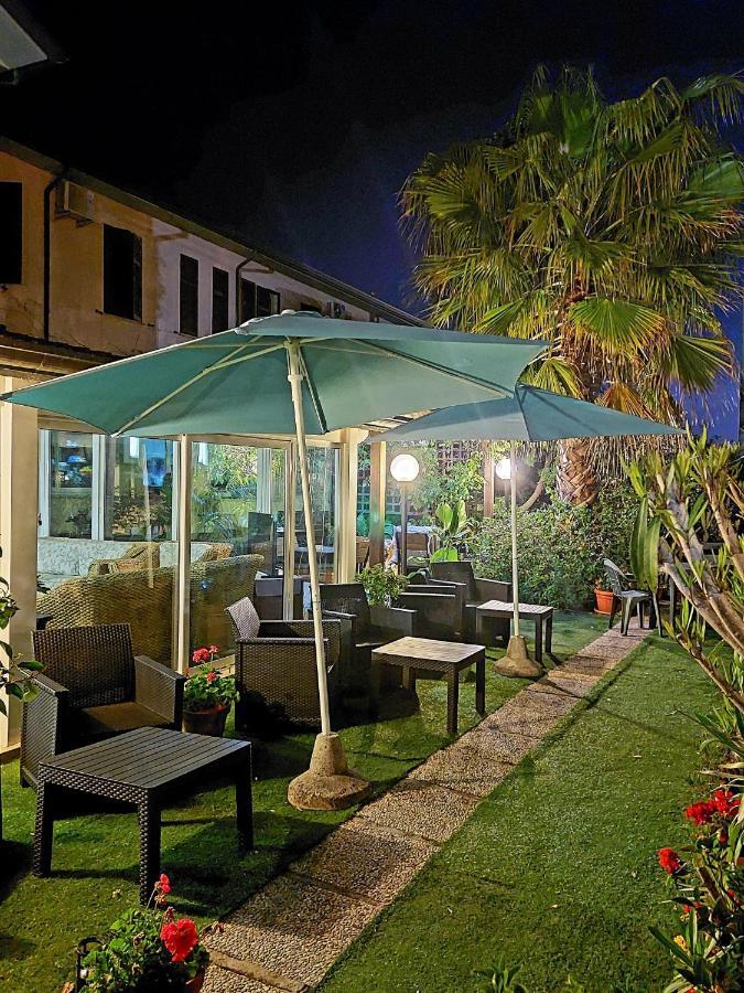 Hotel Patrizia Марина-ді-Масса Екстер'єр фото
