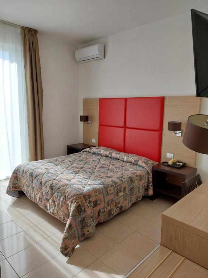 Hotel Patrizia Марина-ді-Масса Екстер'єр фото