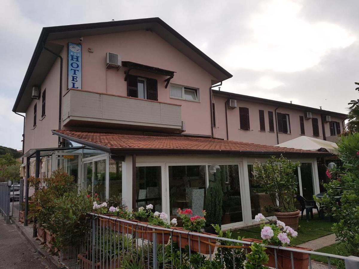Hotel Patrizia Марина-ді-Масса Екстер'єр фото