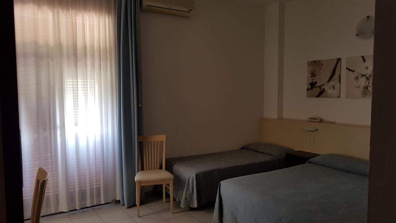 Hotel Patrizia Марина-ді-Масса Екстер'єр фото